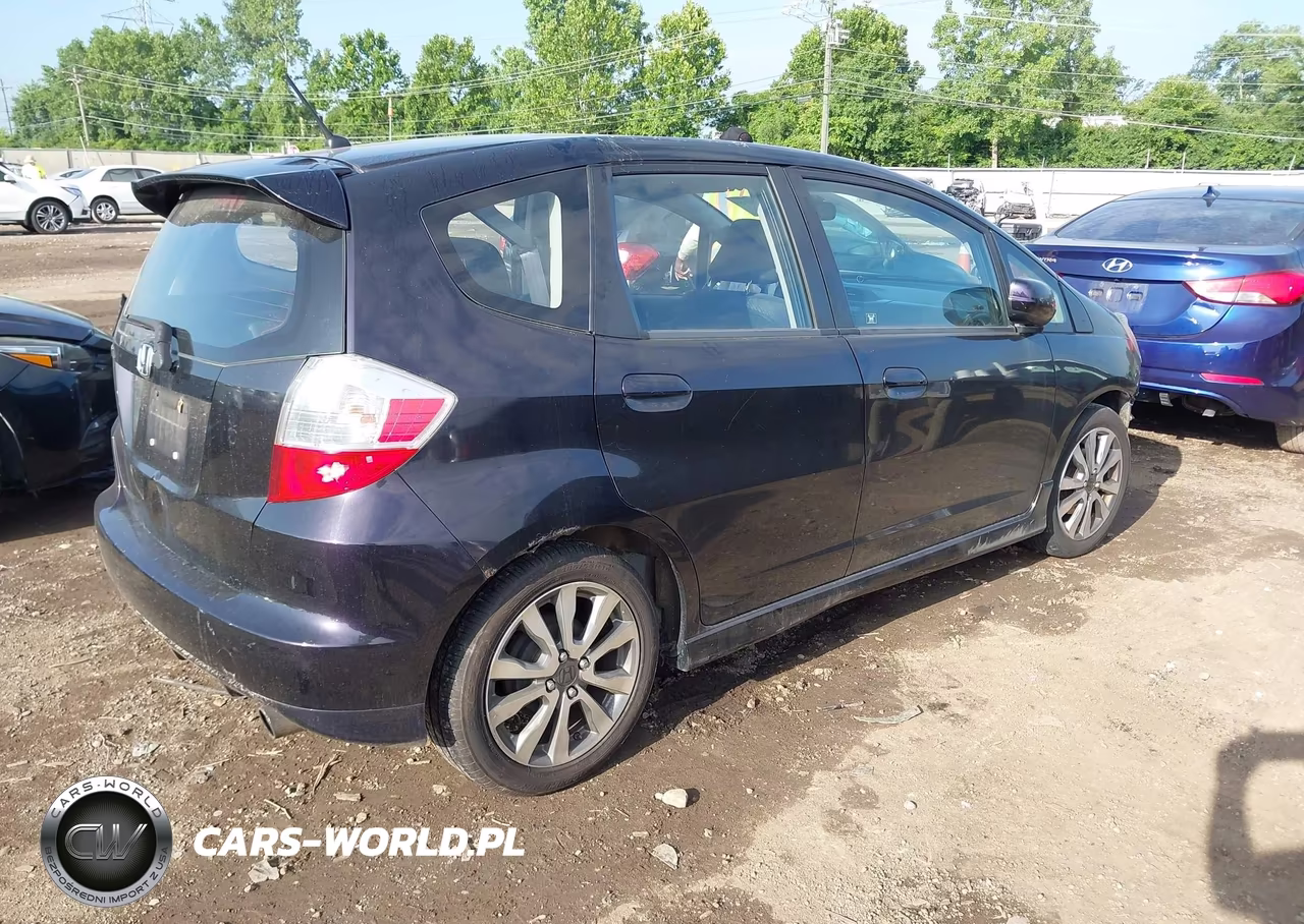 2013 Honda Fit Sport VIN:JHMGE8H54DC049476 - 4