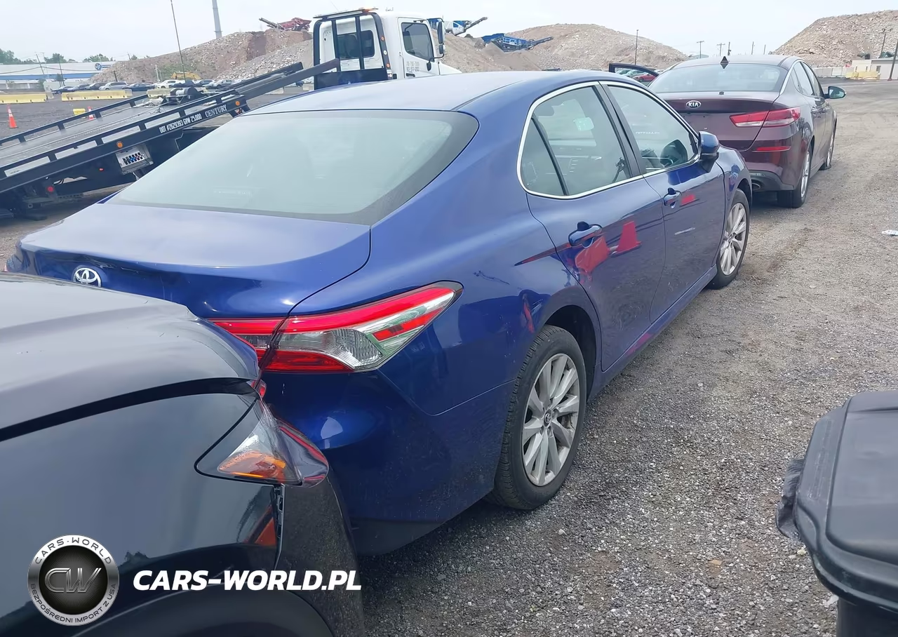 2018 Toyota Camry Le VIN:4T1B11HK8JU604712 - 4