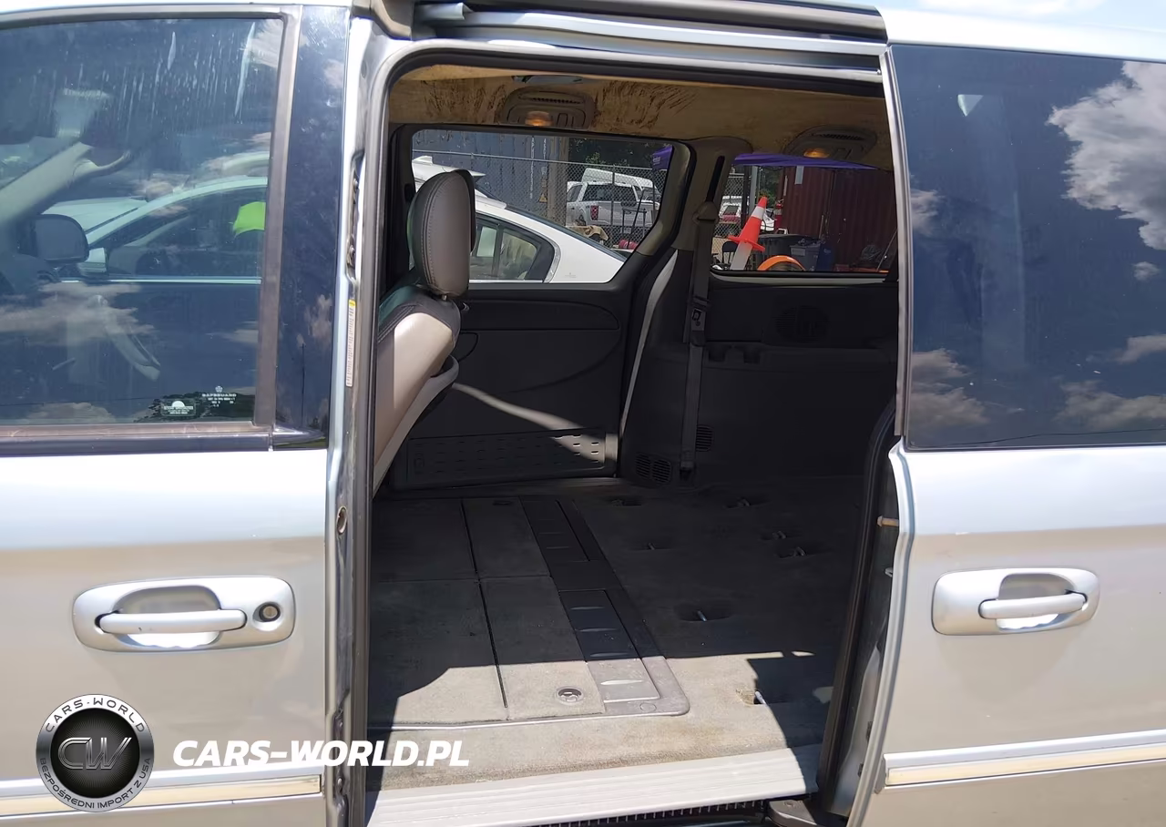 2005 Chrysler Town & Country Touring VIN:2C4GP54L45R499152 - 8