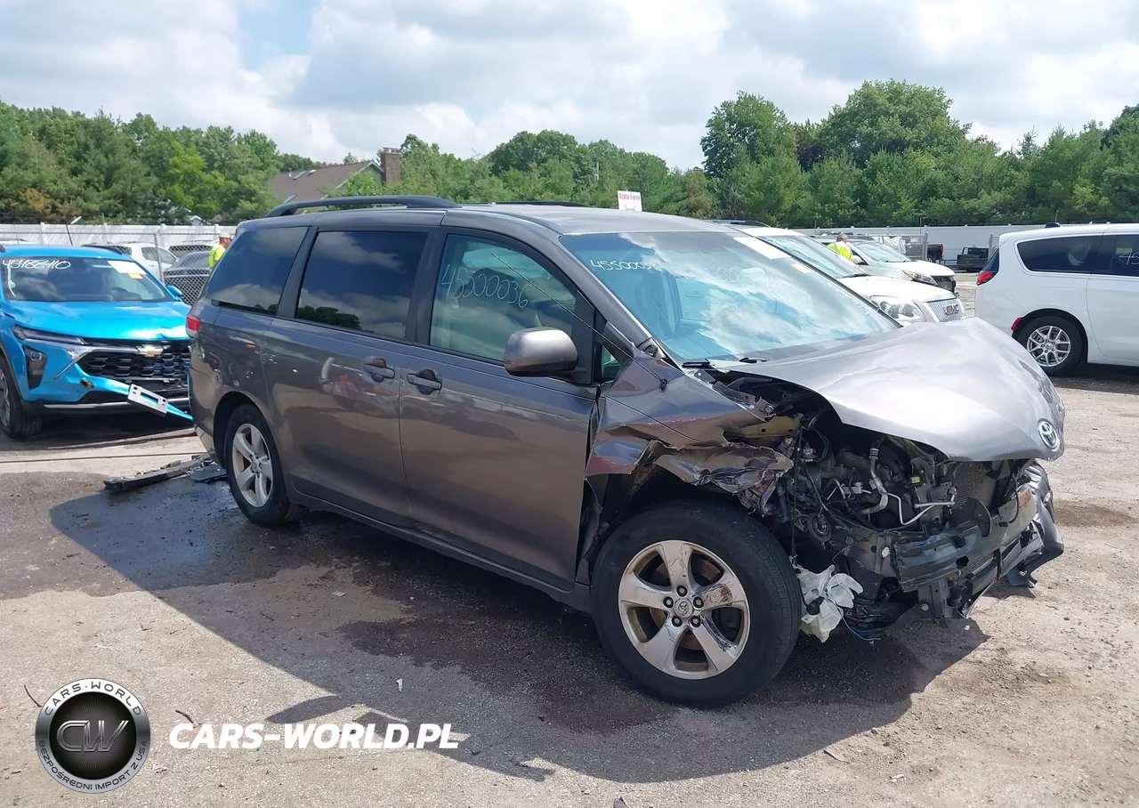 2014 Toyota Sienna Le V6 8 Passenger