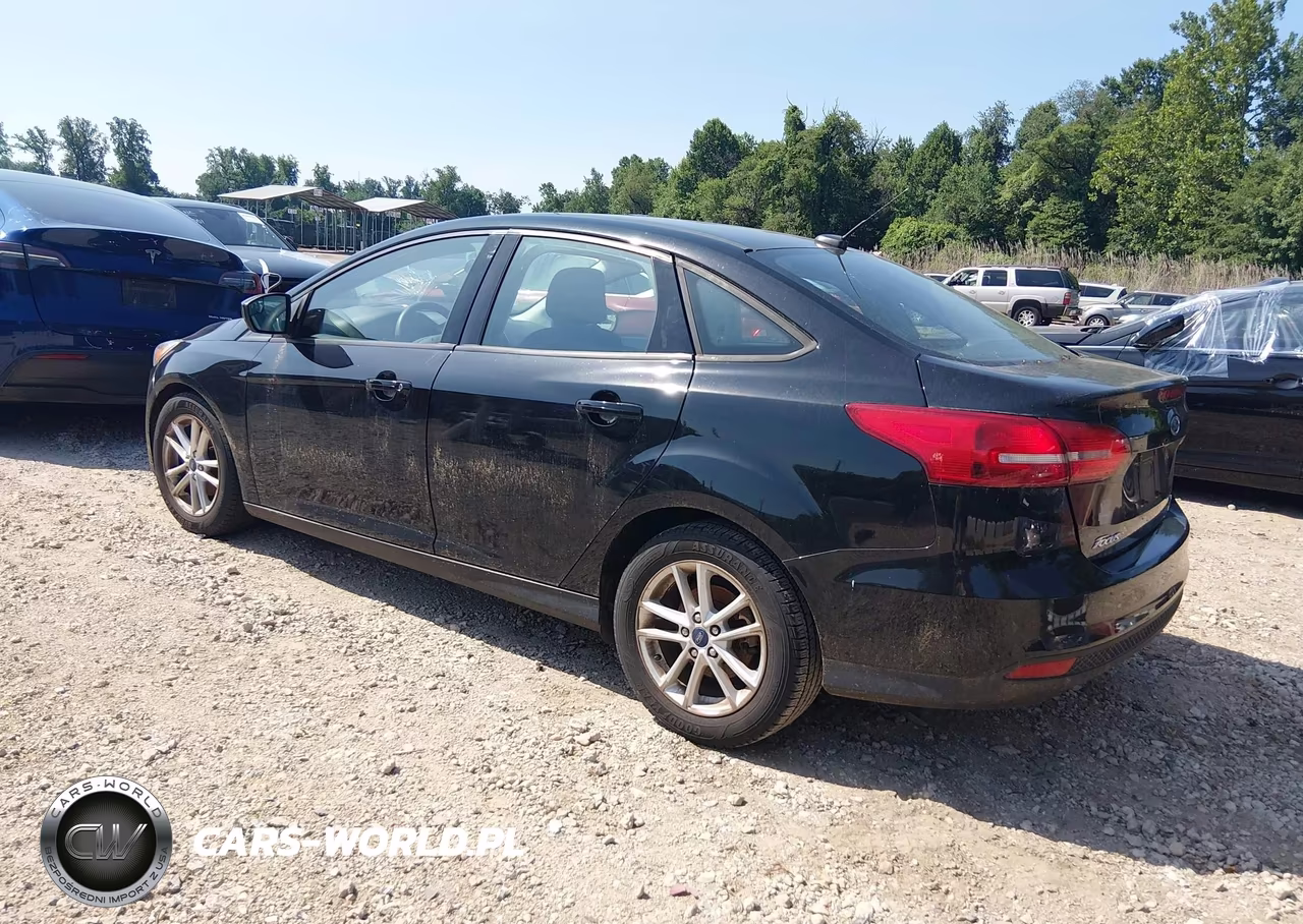 2018 Ford Focus Se VIN:1FADP3FE1JL319768 - 3