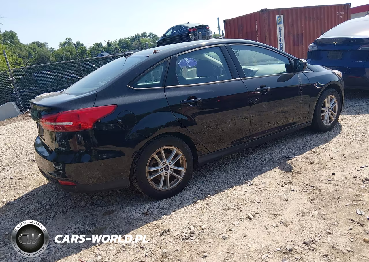 2018 Ford Focus Se VIN:1FADP3FE1JL319768 - 4