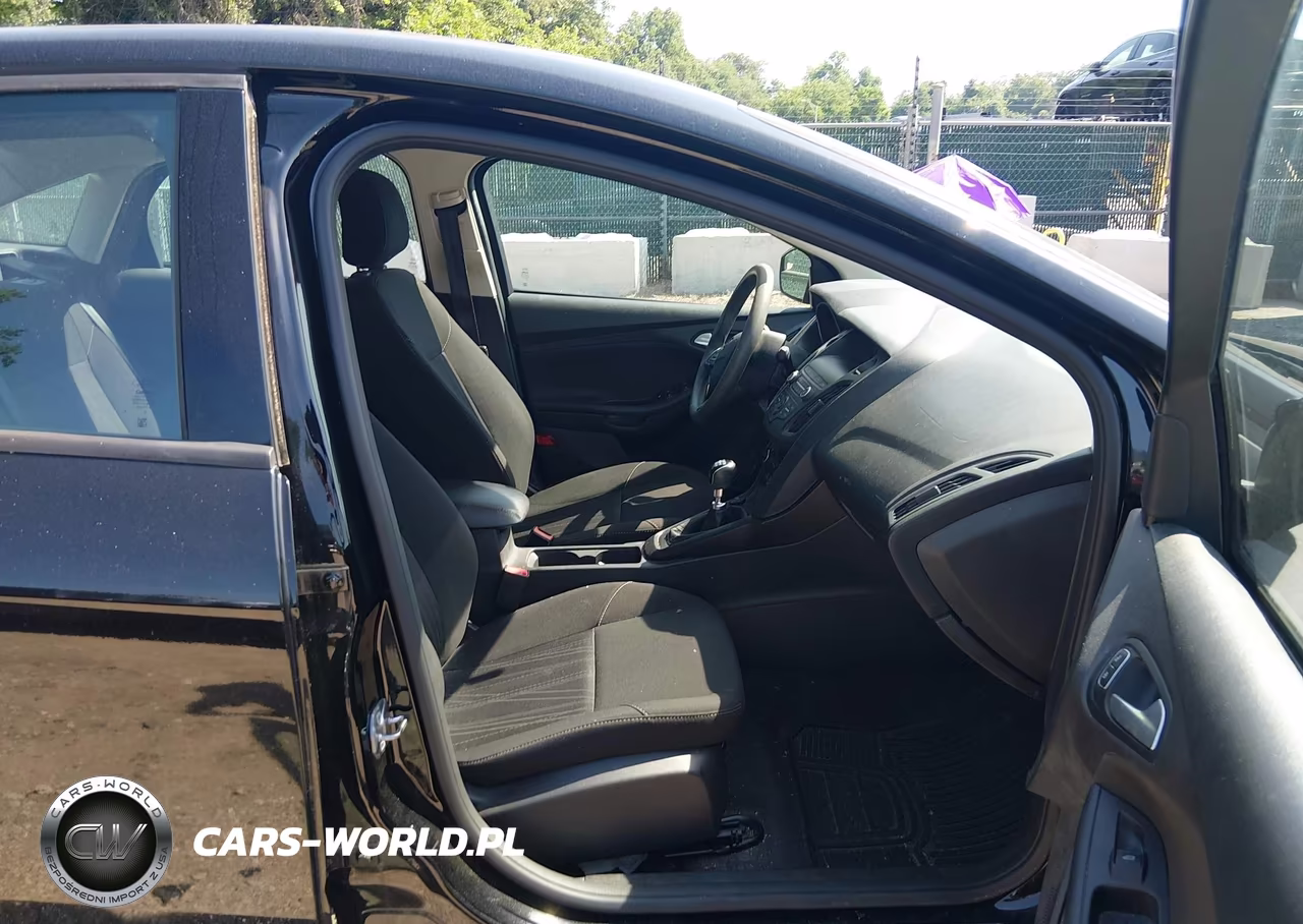 2018 Ford Focus Se VIN:1FADP3FE1JL319768 - 5