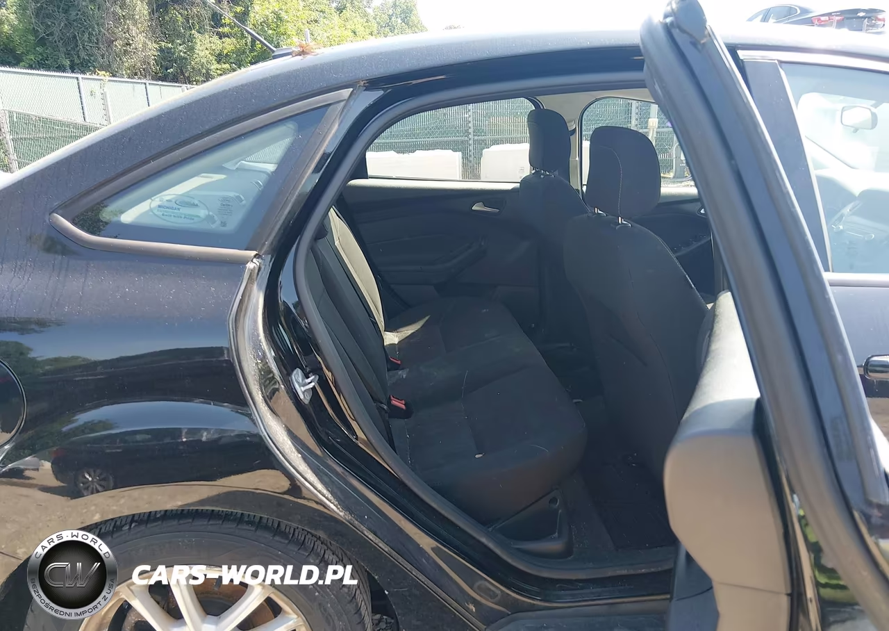 2018 Ford Focus Se VIN:1FADP3FE1JL319768 - 8