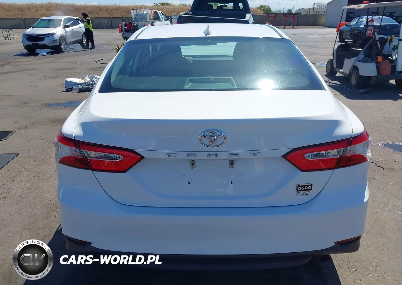 2019 Toyota Camry Le VIN:4T1B11HK9KU240639 - 17