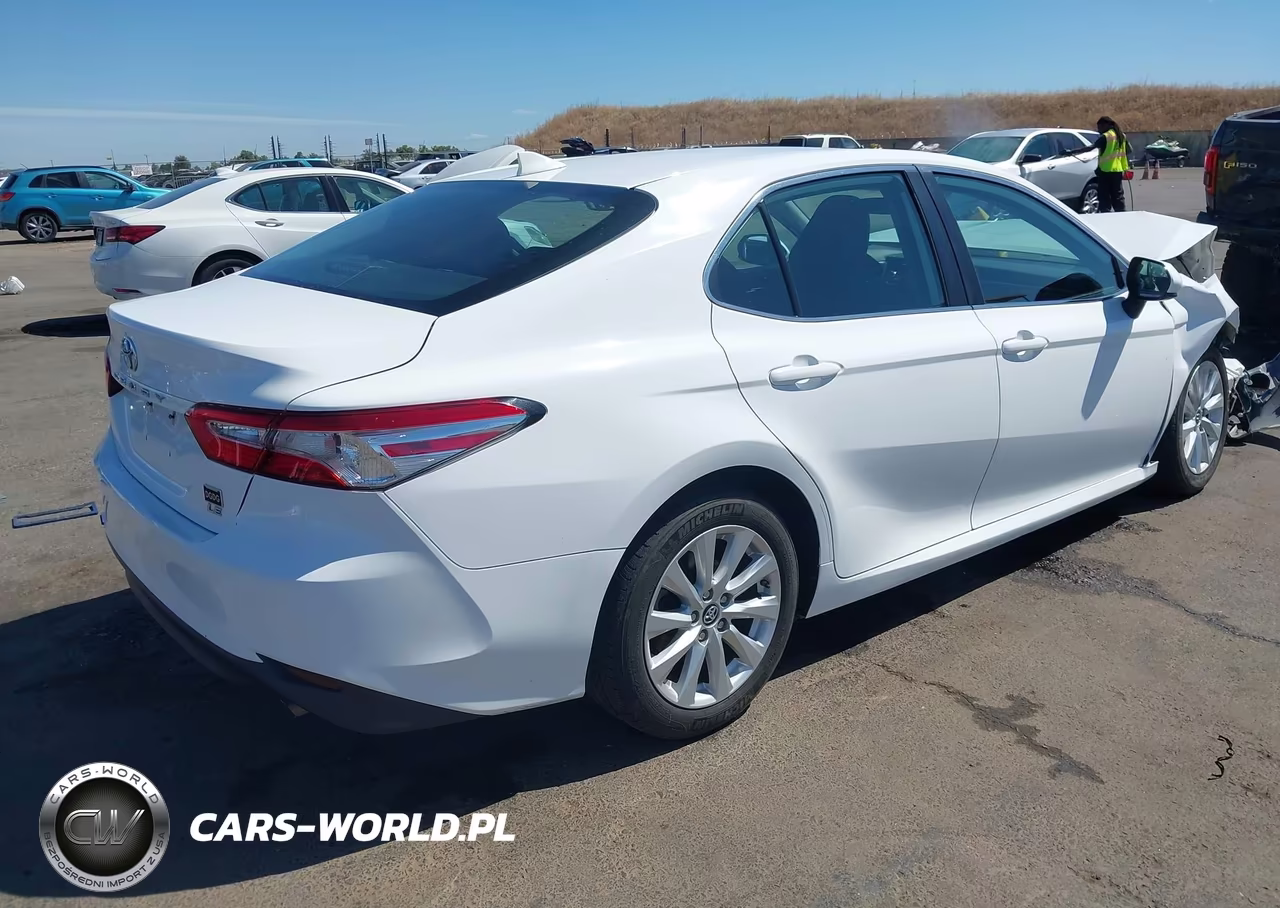 2019 Toyota Camry Le VIN:4T1B11HK9KU240639 - 4