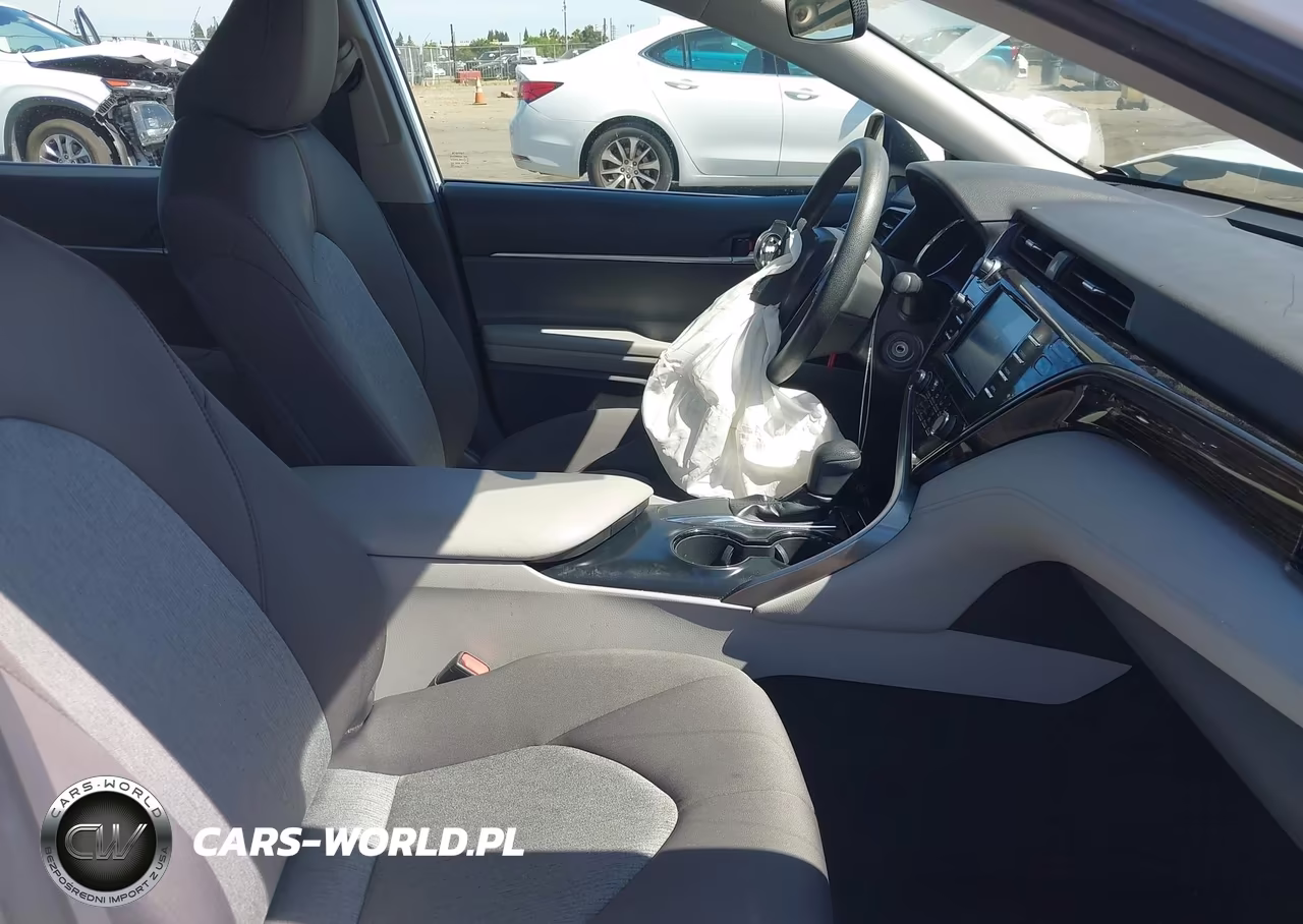 2019 Toyota Camry Le VIN:4T1B11HK9KU240639 - 5