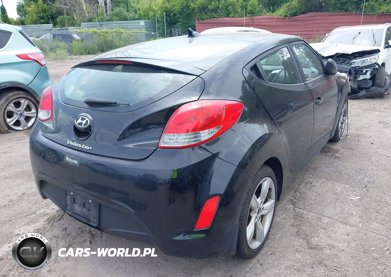 2013 Hyundai Veloster Base W-Black VIN:KMHTC6AD4DU175810 - 4