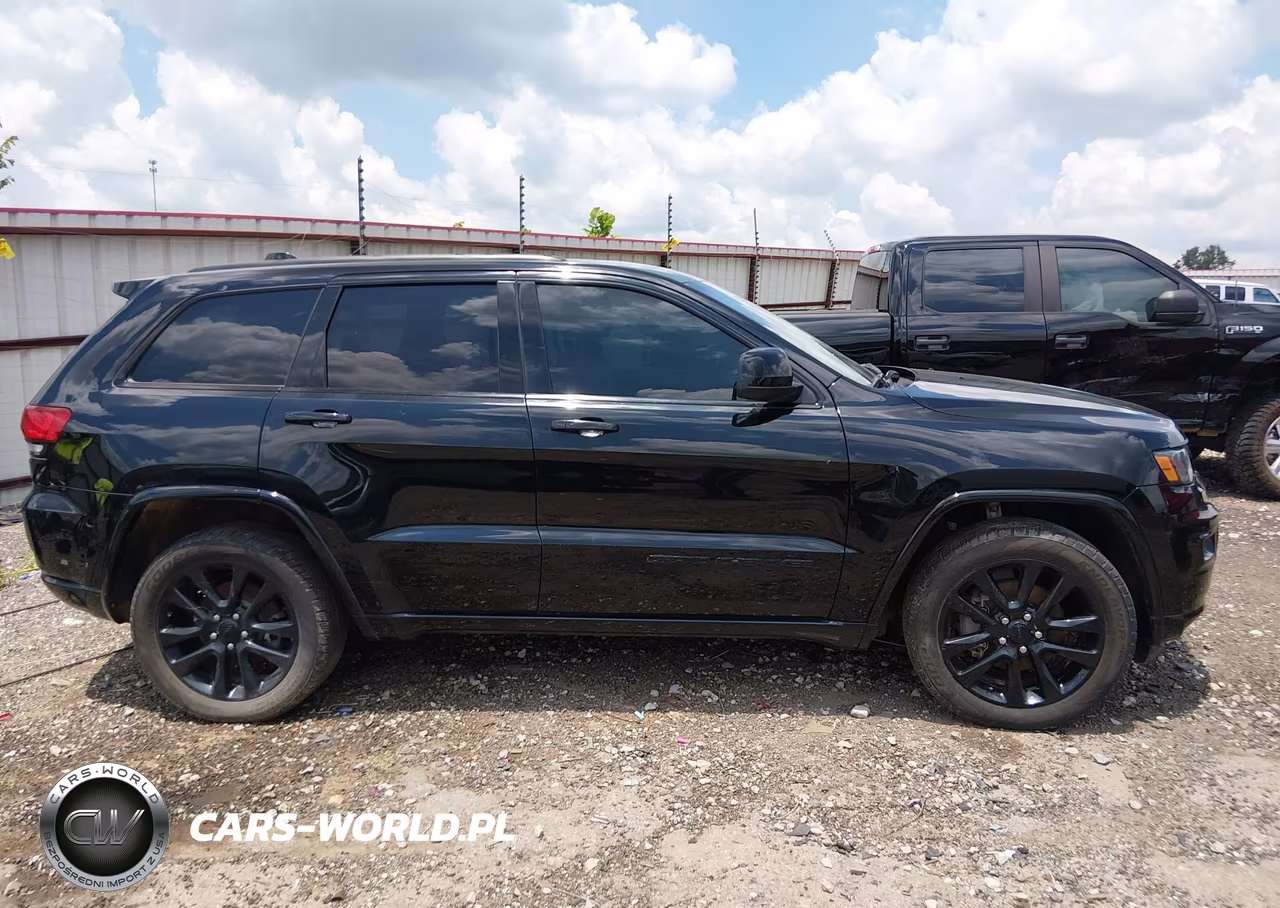2018 Jeep Grand Cherokee Altitude 4X4 VIN:1C4RJFAG3JC360205 - 13