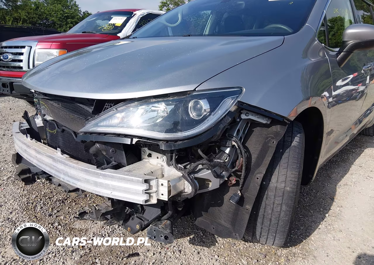 2017 Chrysler Pacifica Touring Plus VIN:2C4RC1BG5HR836919 - 18
