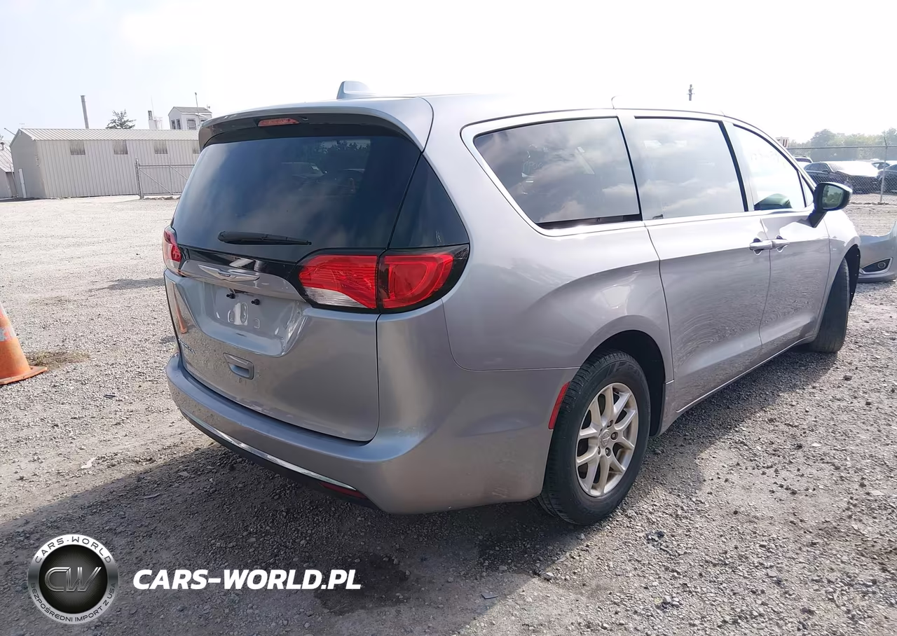 2017 Chrysler Pacifica Touring Plus VIN:2C4RC1BG5HR836919 - 4