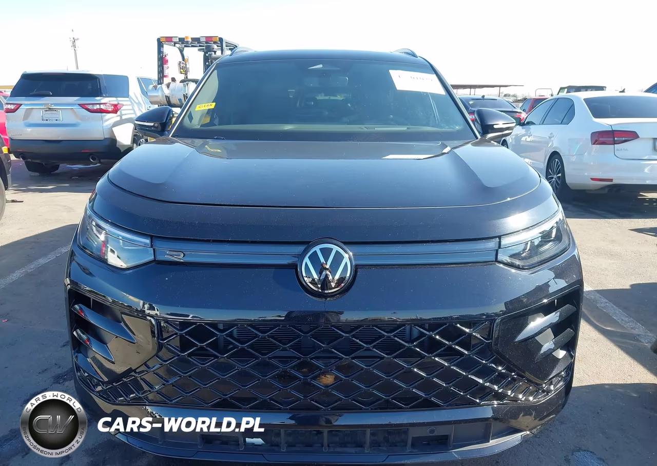 2025 Volkswagen Tiguan 2.0T Se R-Line Black VIN:3VVHR7RM9SM069116 - 13