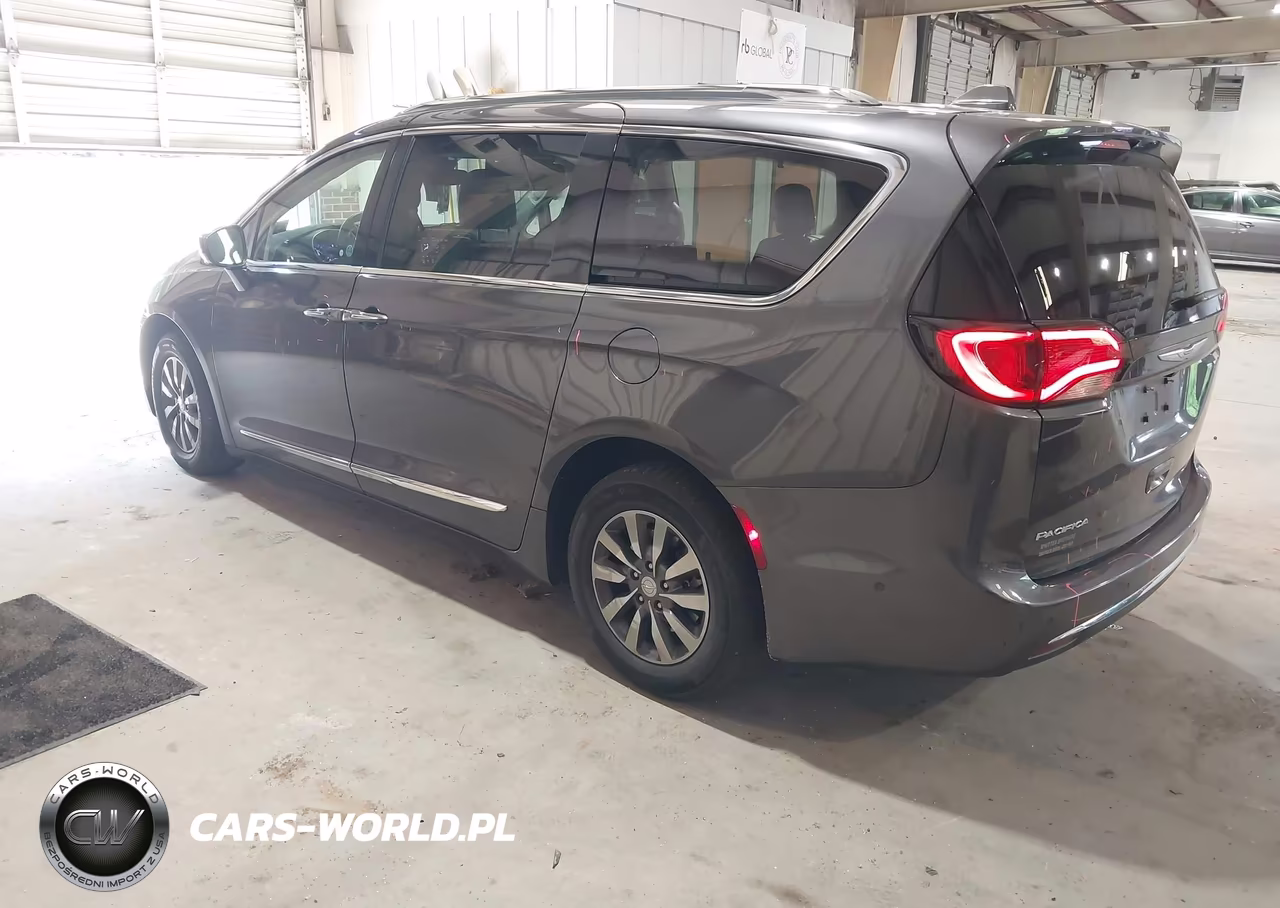 2020 Chrysler Pacifica Touring L Plus VIN:2C4RC1EG8LR166545 - 3