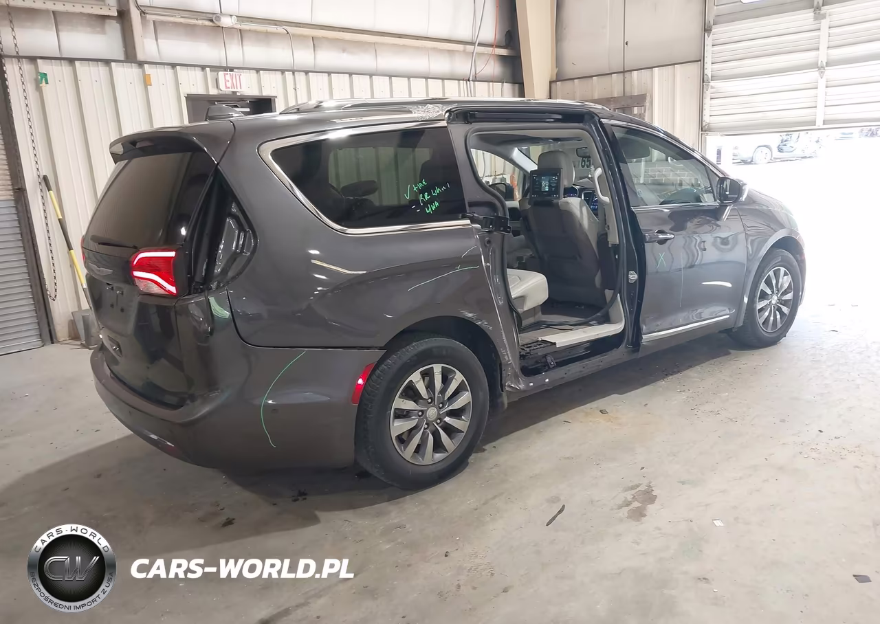 2020 Chrysler Pacifica Touring L Plus VIN:2C4RC1EG8LR166545 - 4