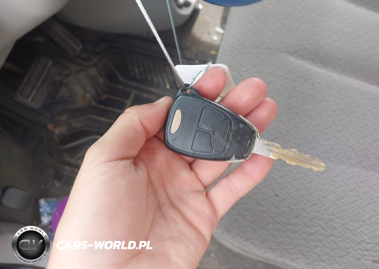 2006 Chrysler Town & Country VIN:1A4GP45R06B642864 - 11