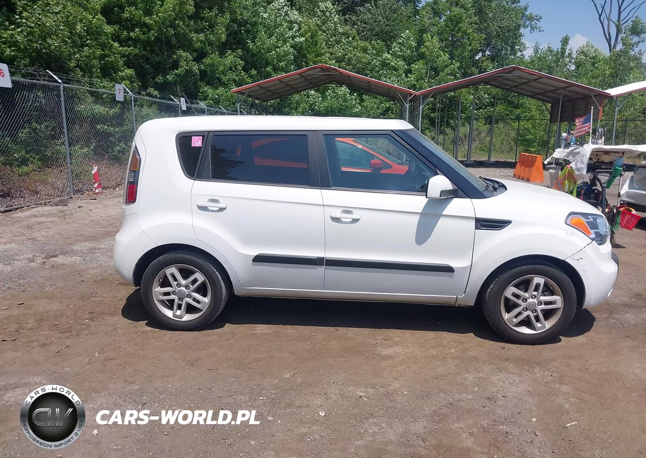2011 Kia Soul + VIN:KNDJT2A2XB7710637 - 13