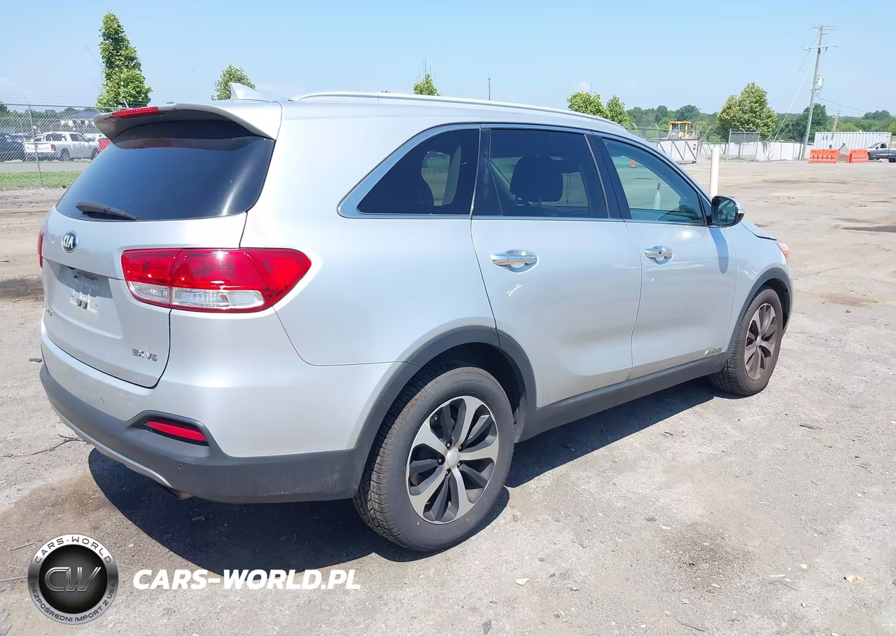 2017 Kia Sorento 3.3L Ex VIN:5XYPHDA50HG322975 - 4