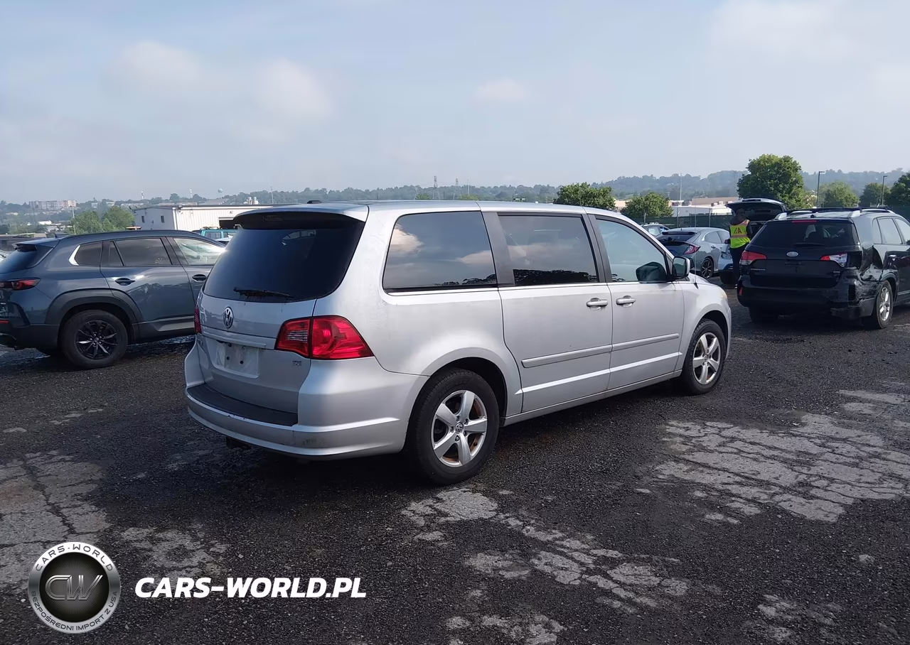 2010 Volkswagen Routan Se VIN:2V4RW3D15AR262930 - 4