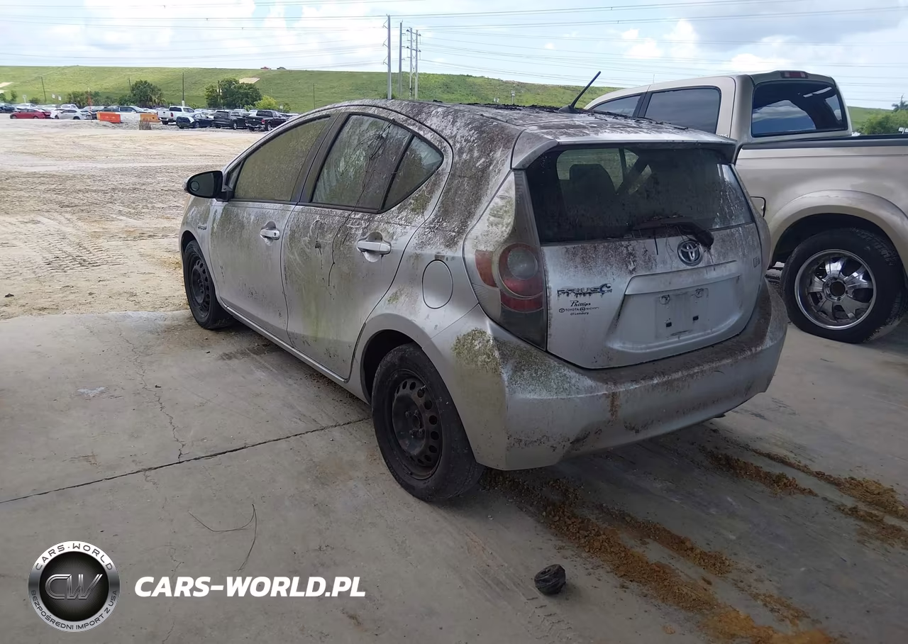 2013 Toyota Prius C Two VIN:JTDKDTB30D1532130 - 3