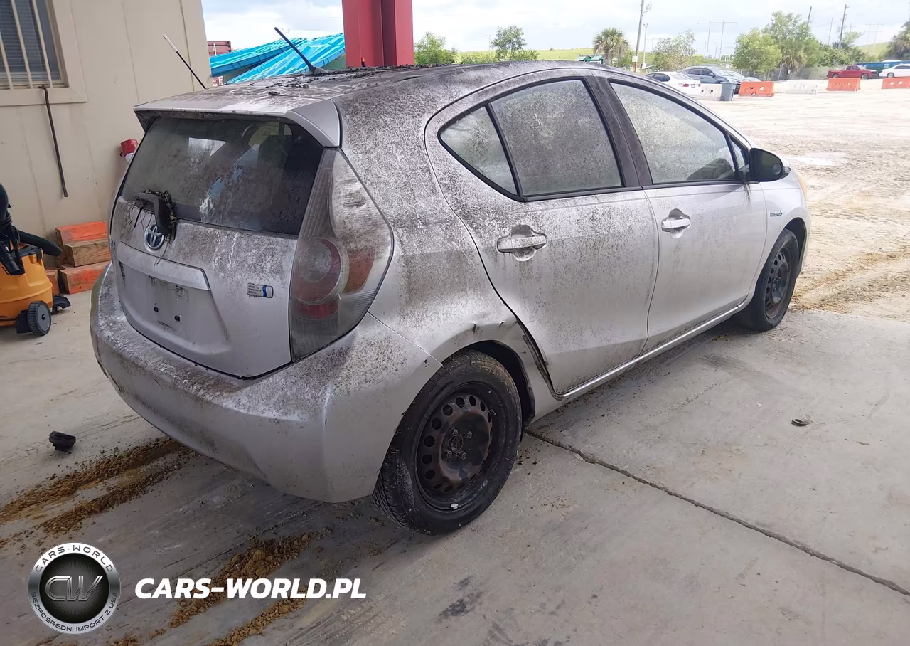 2013 Toyota Prius C Two VIN:JTDKDTB30D1532130 - 4