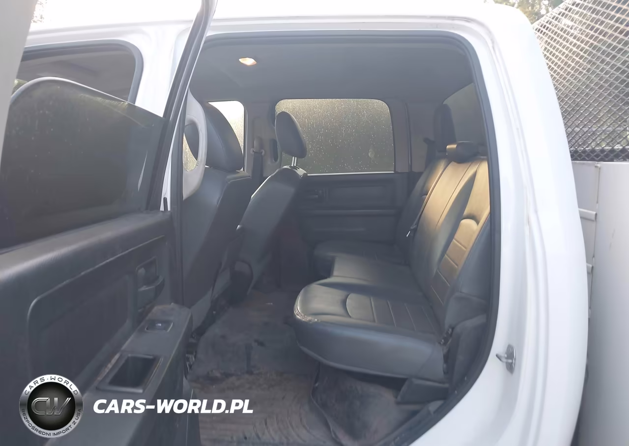 2018 Ram 3500 Chassis Tradesman-Slt-Laramie VIN:3C7WRSCJ9JG324452 - 7