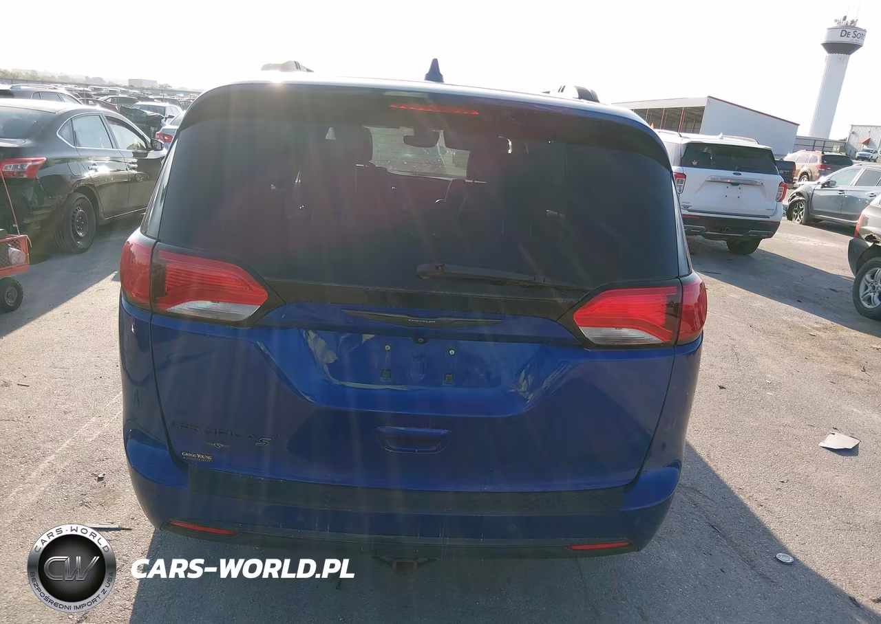 2020 Chrysler Pacifica Touring L Plus VIN:2C4RC1EG7LR127171 - 16