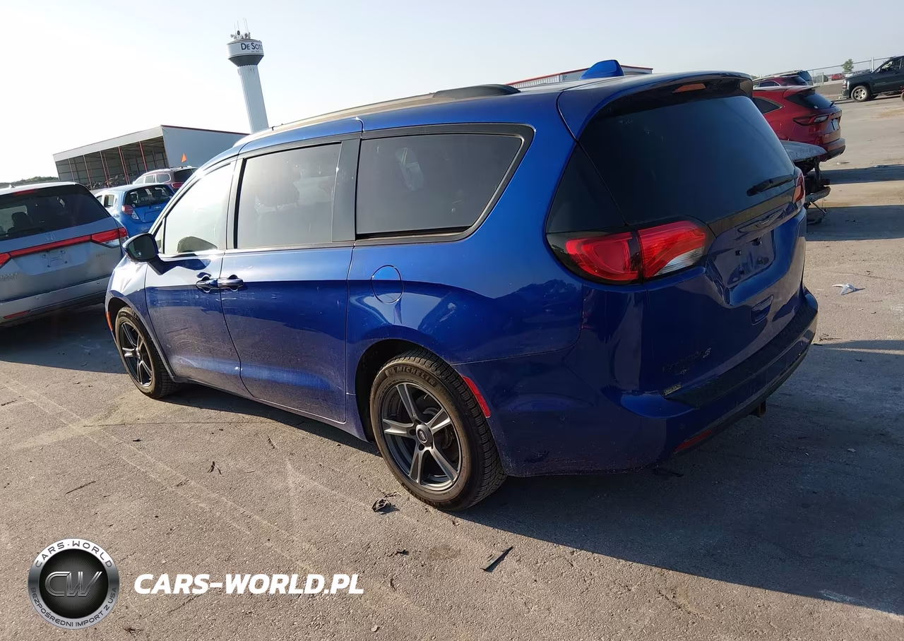 2020 Chrysler Pacifica Touring L Plus VIN:2C4RC1EG7LR127171 - 3