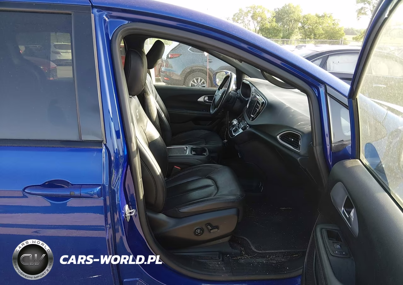 2020 Chrysler Pacifica Touring L Plus VIN:2C4RC1EG7LR127171 - 5