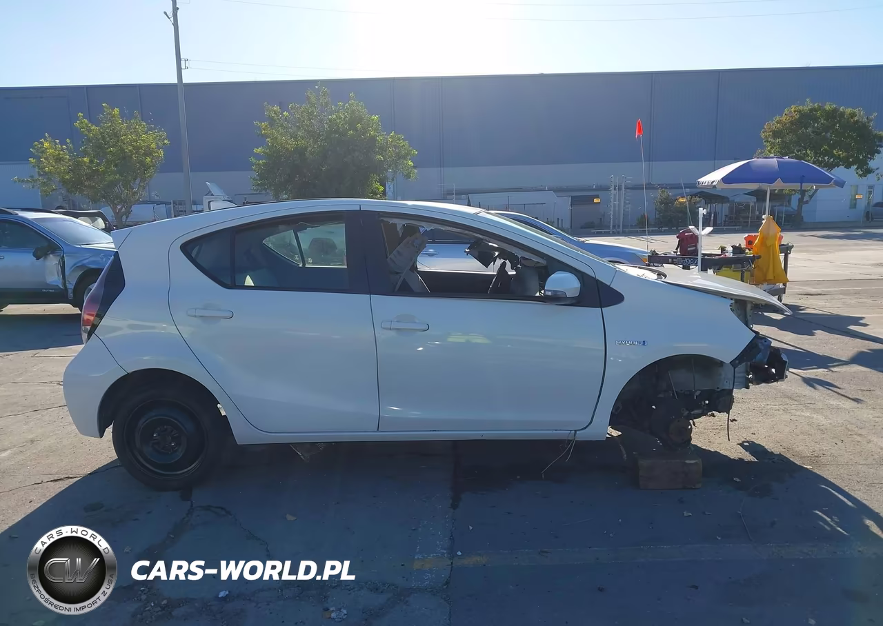 2015 Toyota Prius C One VIN:JTDKDTB32F1106572 - 13
