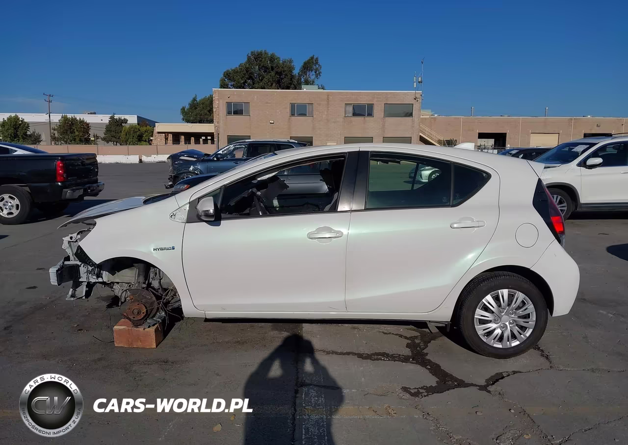 2015 Toyota Prius C One VIN:JTDKDTB32F1106572 - 14