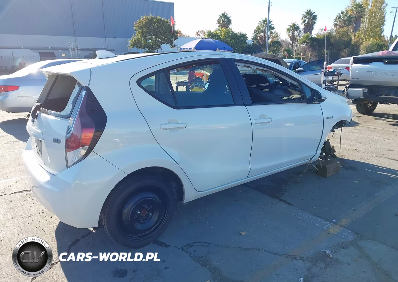 2015 Toyota Prius C One VIN:JTDKDTB32F1106572 - 4