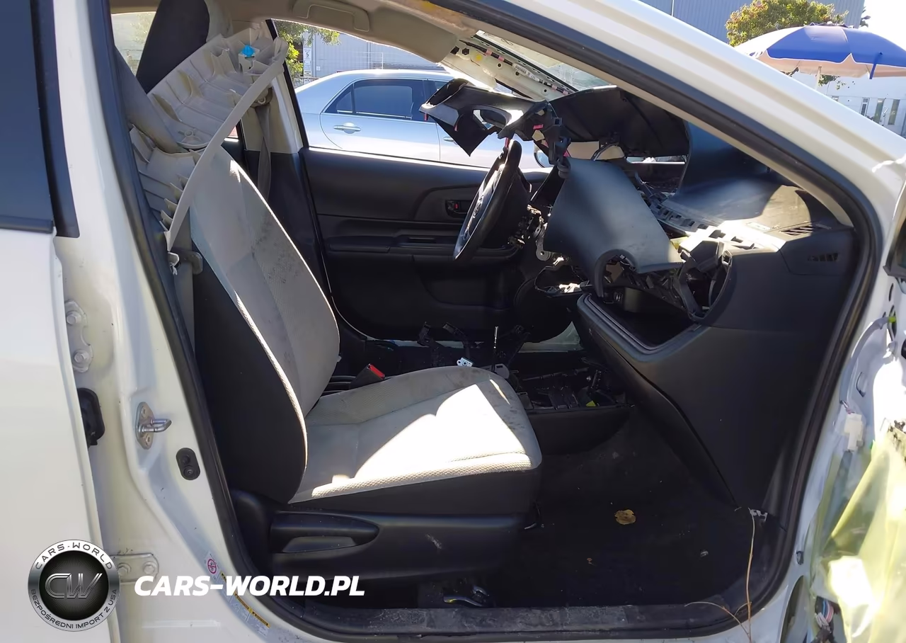2015 Toyota Prius C One VIN:JTDKDTB32F1106572 - 5
