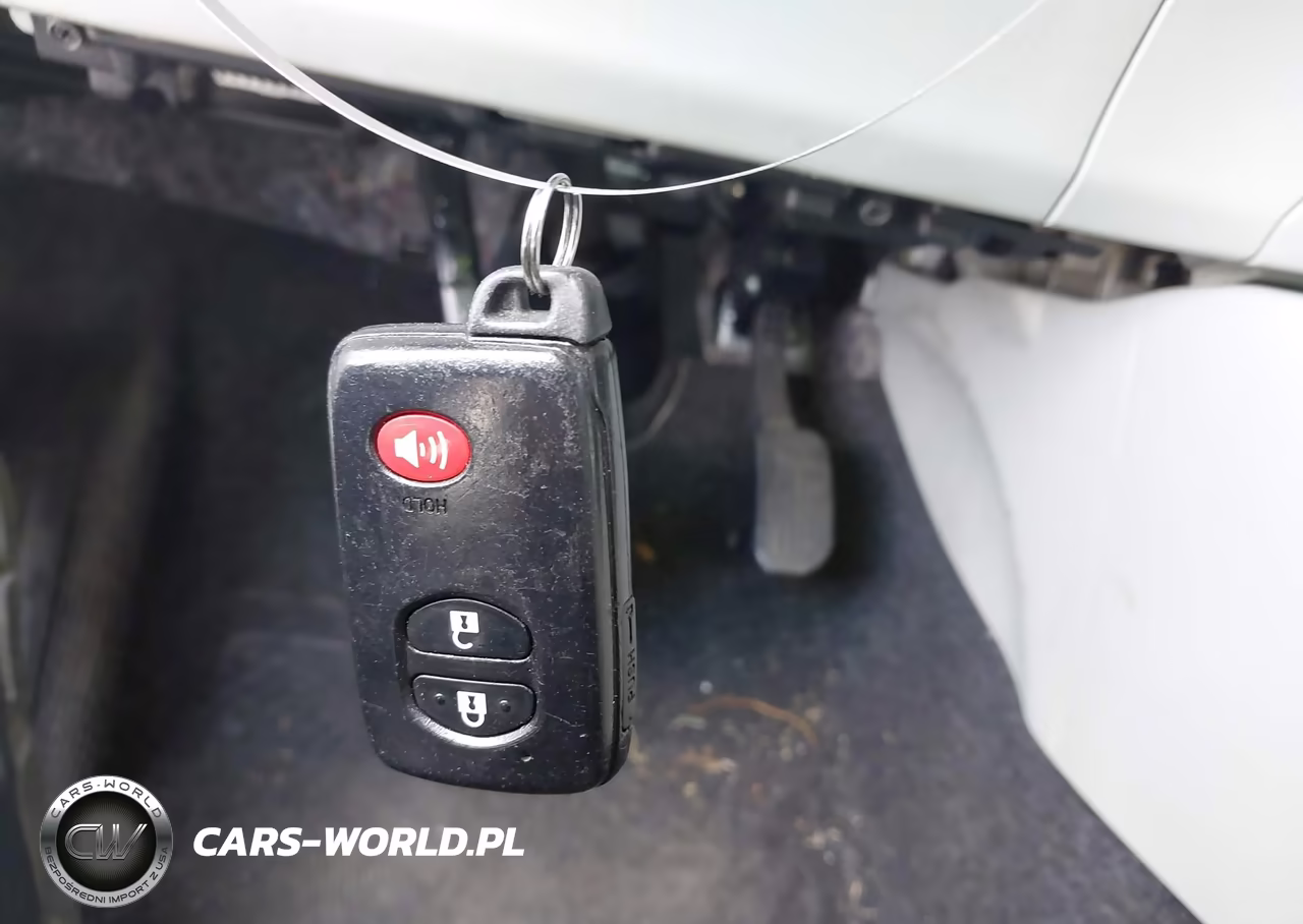 2013 Toyota Prius Two VIN:JTDKN3DU6D1627424 - 11