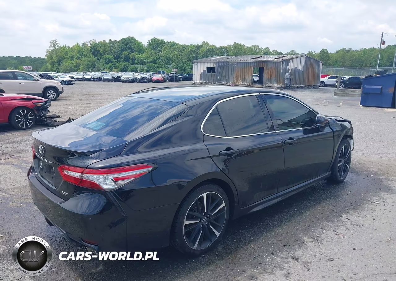 2018 Toyota Camry Xse VIN:4T1B61HKXJU143577 - 4