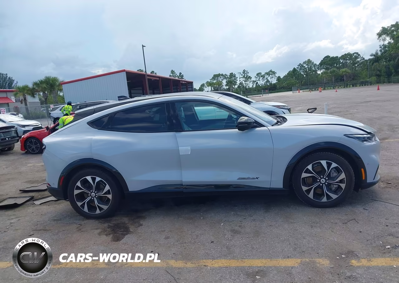 2022 Ford Mustang Mach-E Premium VIN:3FMTK3SU2NMA38175 - 13