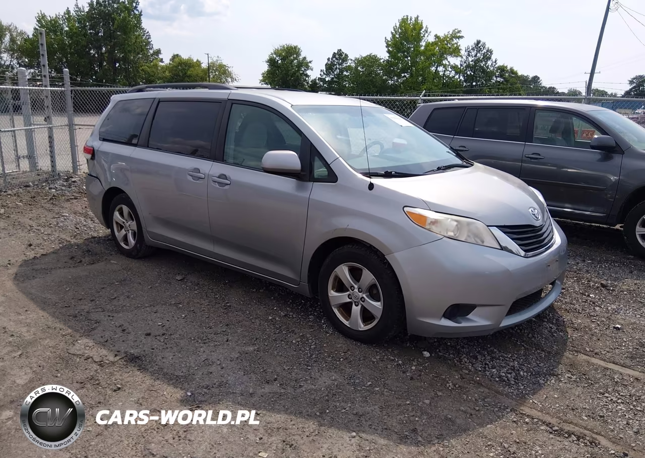 2014 Toyota Sienna Le V6 8 Passenger