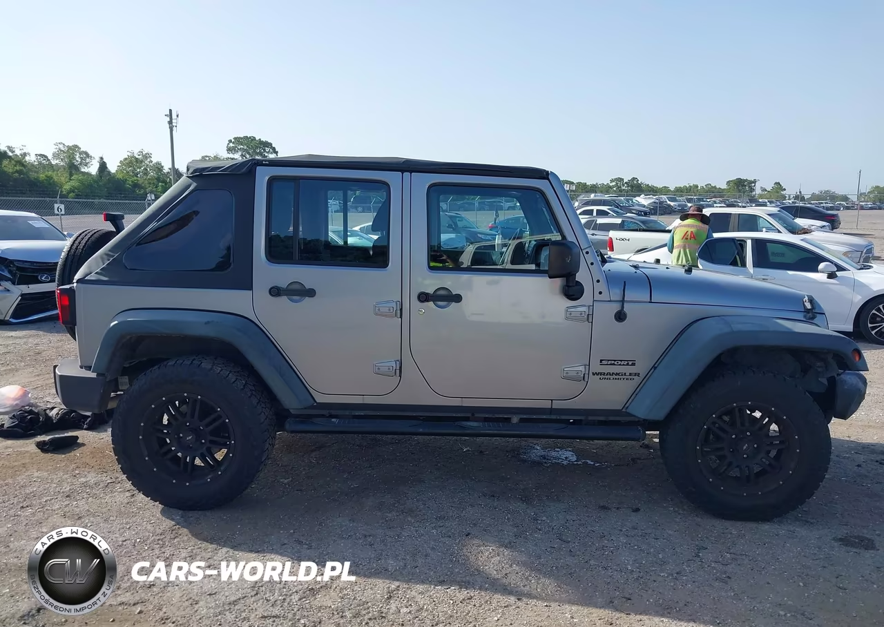 2013 Jeep Wrangler Unlimited Sport VIN:1C4BJWDGXDL602375 - 13