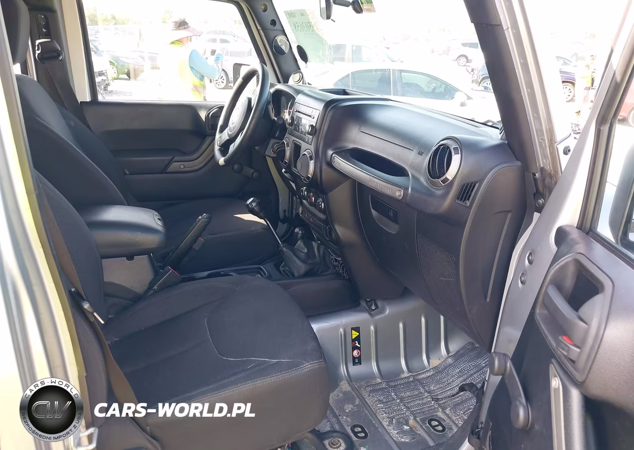 2013 Jeep Wrangler Unlimited Sport VIN:1C4BJWDGXDL602375 - 5