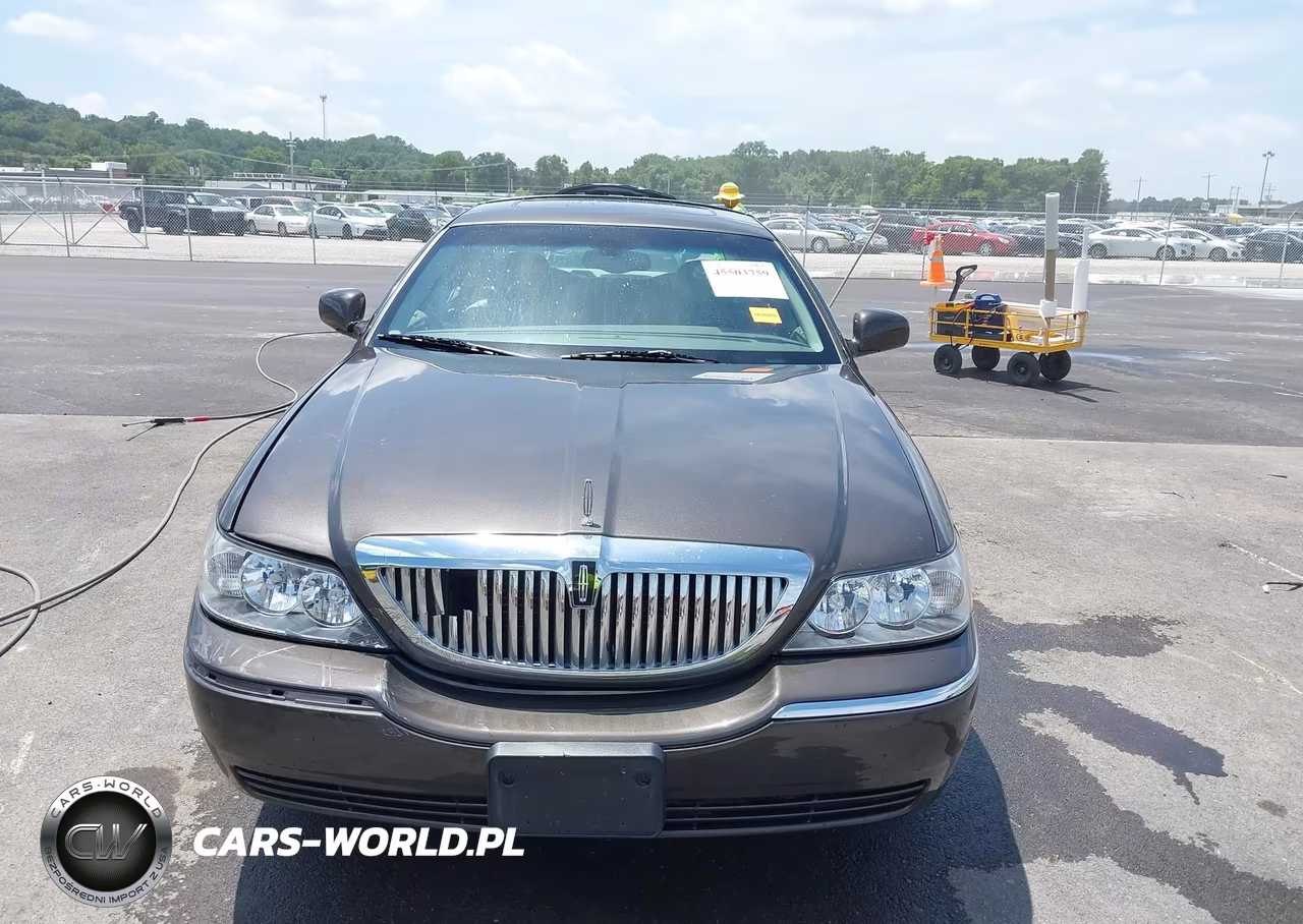 2005 Lincoln Town Car Signature Limited VIN:1LNHM82W15Y610193 - 12