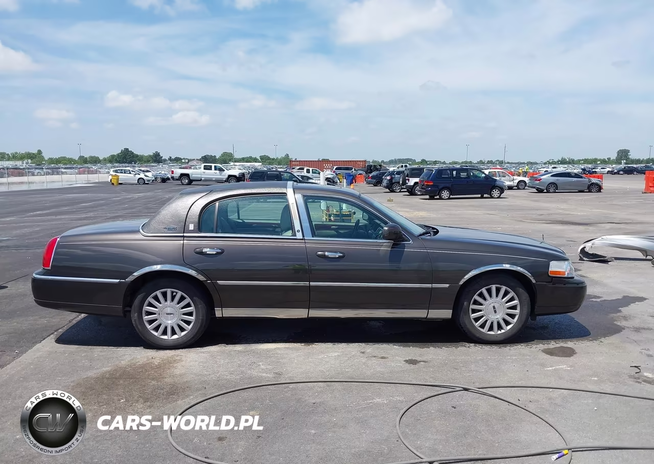 2005 Lincoln Town Car Signature Limited VIN:1LNHM82W15Y610193 - 13