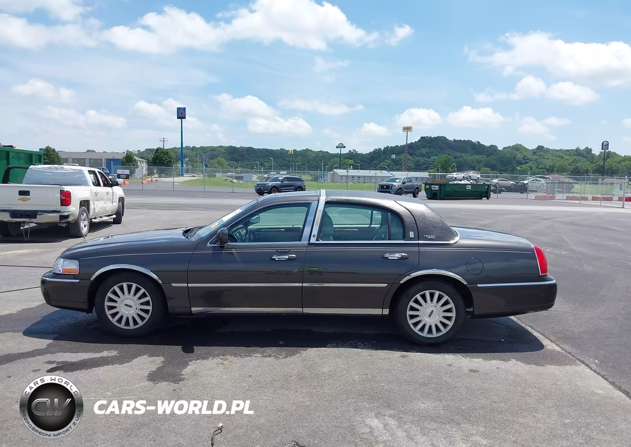 2005 Lincoln Town Car Signature Limited VIN:1LNHM82W15Y610193 - 14