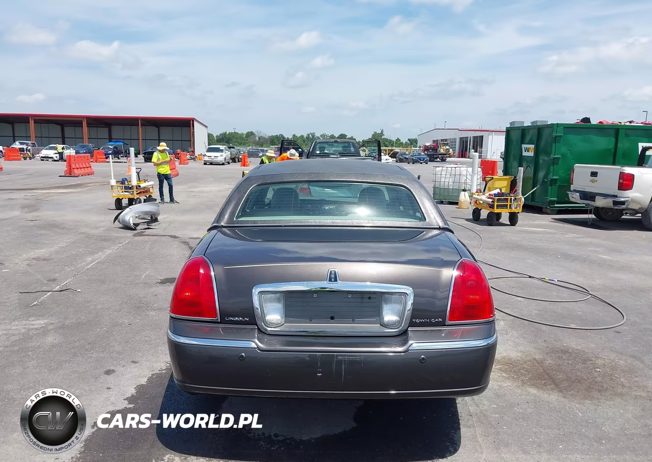 2005 Lincoln Town Car Signature Limited VIN:1LNHM82W15Y610193 - 16