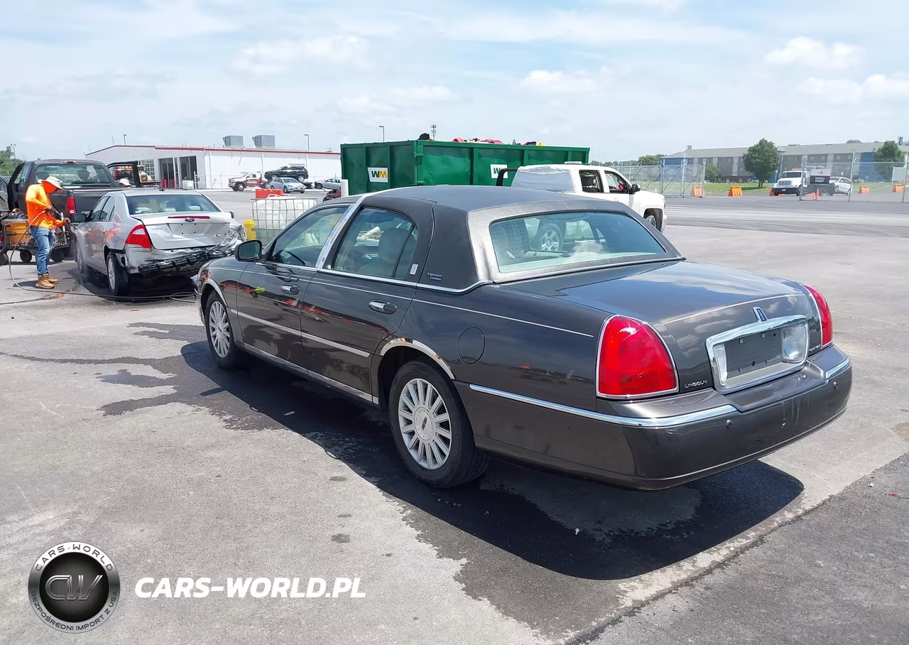 2005 Lincoln Town Car Signature Limited VIN:1LNHM82W15Y610193 - 3