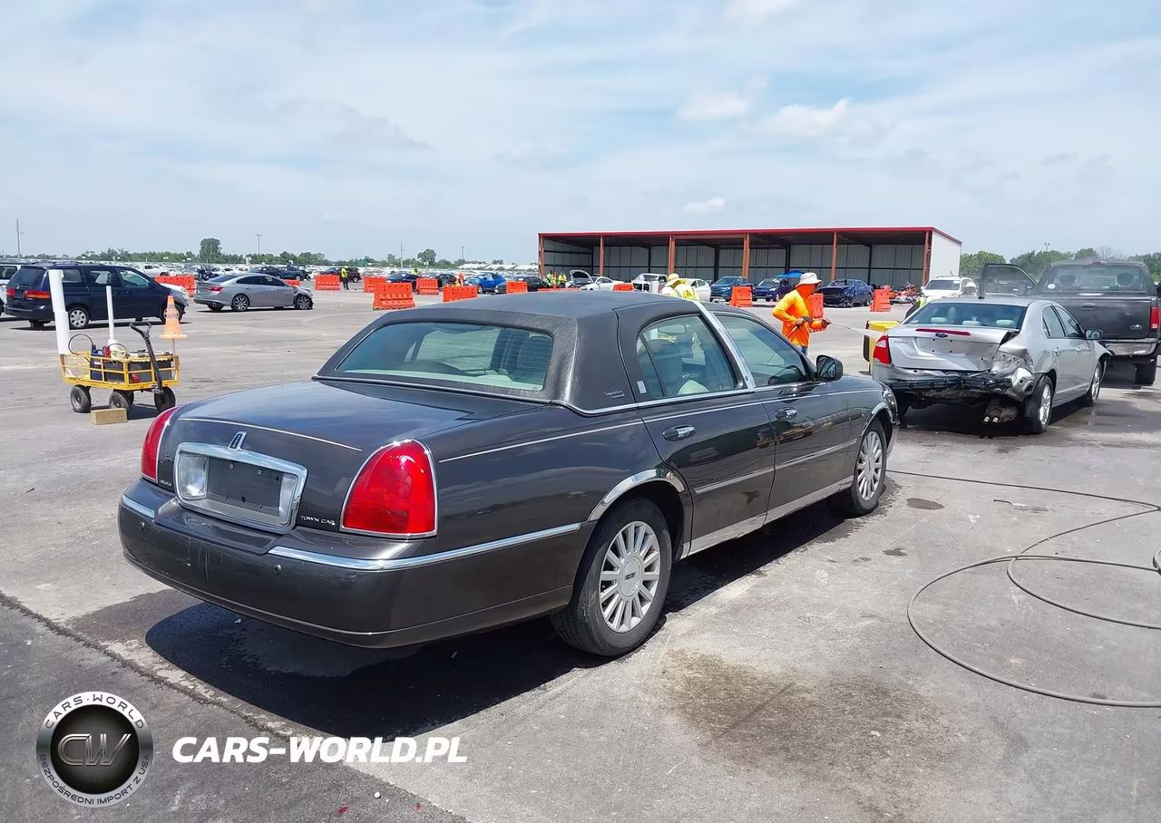 2005 Lincoln Town Car Signature Limited VIN:1LNHM82W15Y610193 - 4