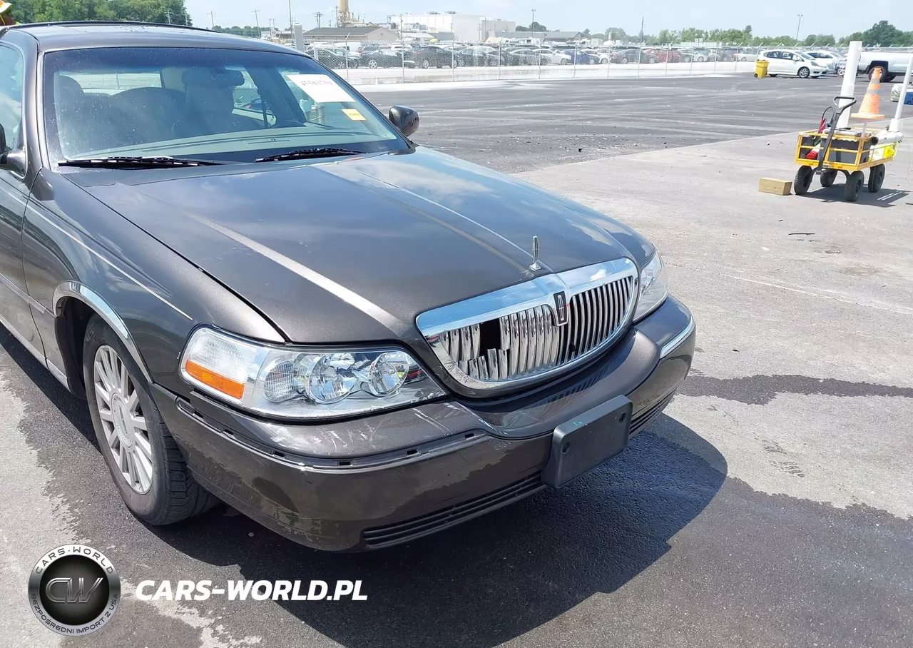2005 Lincoln Town Car Signature Limited VIN:1LNHM82W15Y610193 - 6