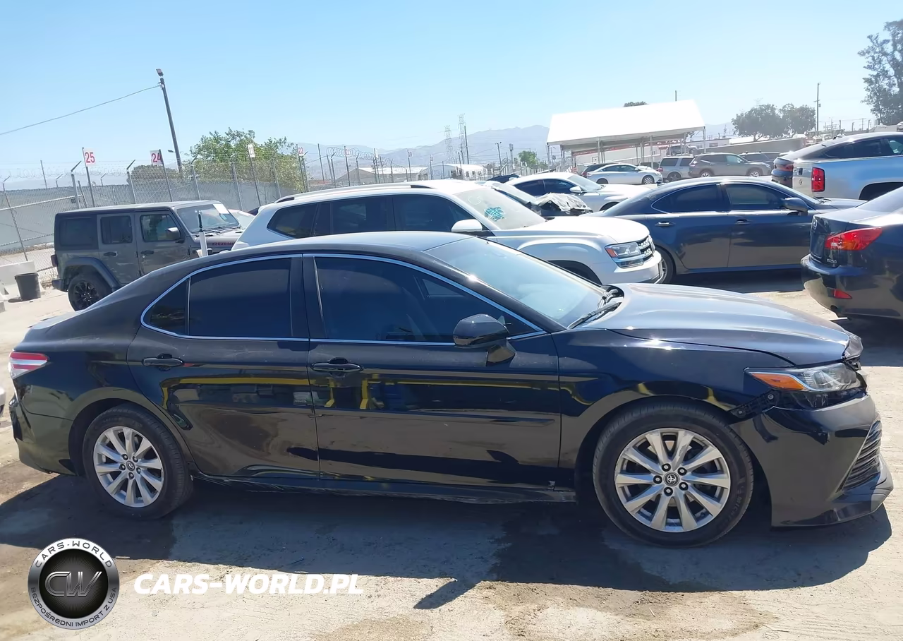 2018 Toyota Camry Le VIN:4T1B11HK8JU600059 - 13