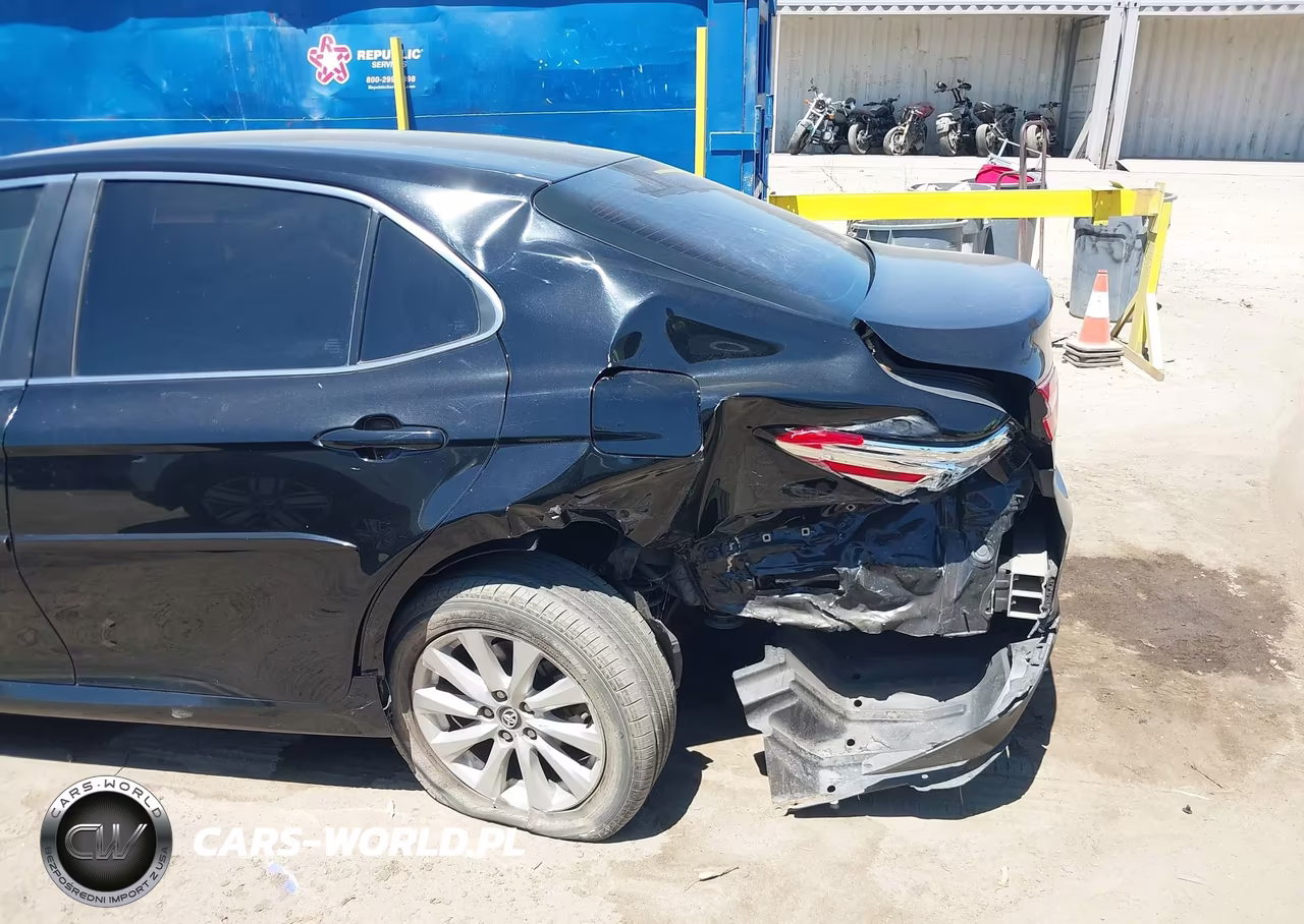 2018 Toyota Camry Le VIN:4T1B11HK8JU600059 - 17