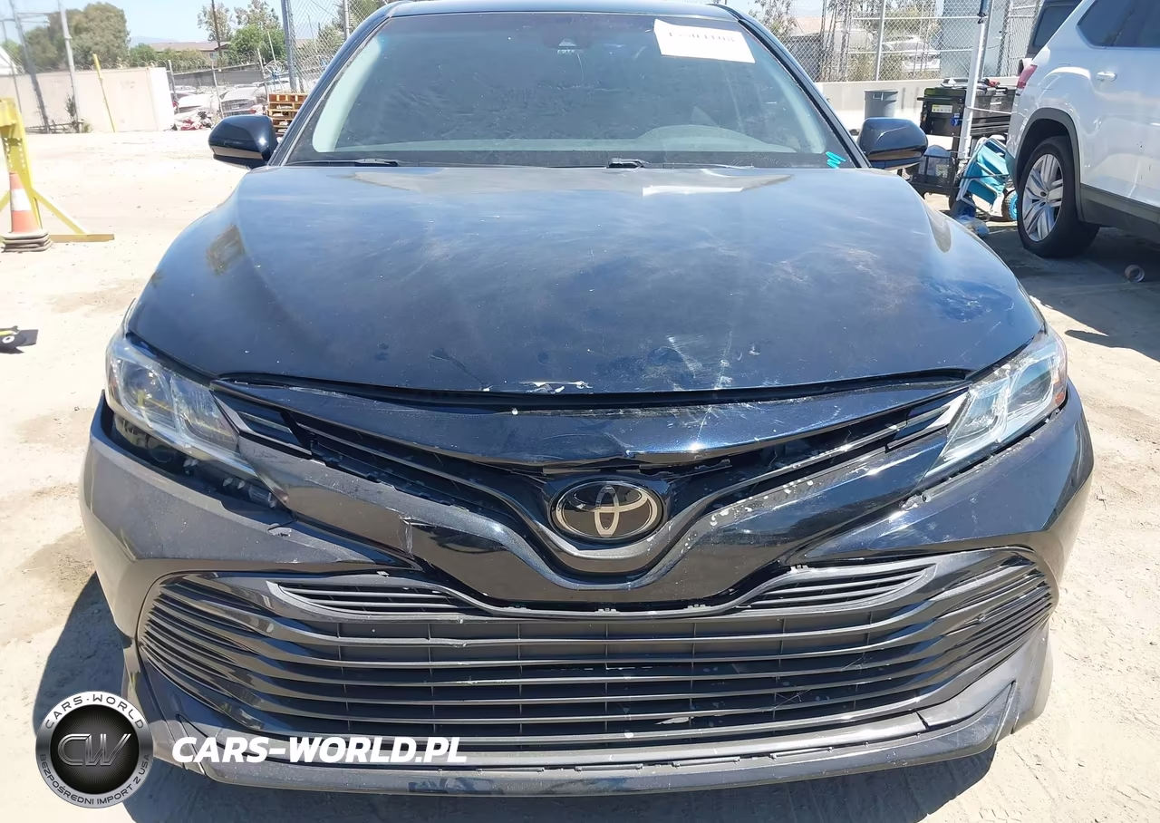 2018 Toyota Camry Le VIN:4T1B11HK8JU600059 - 18