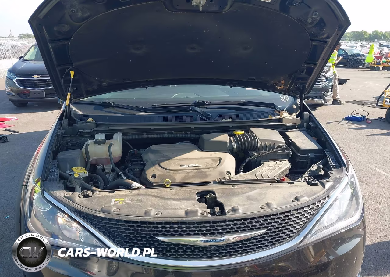 2017 Chrysler Pacifica Touring-L Plus VIN:2C4RC1EG8HR644454 - 10