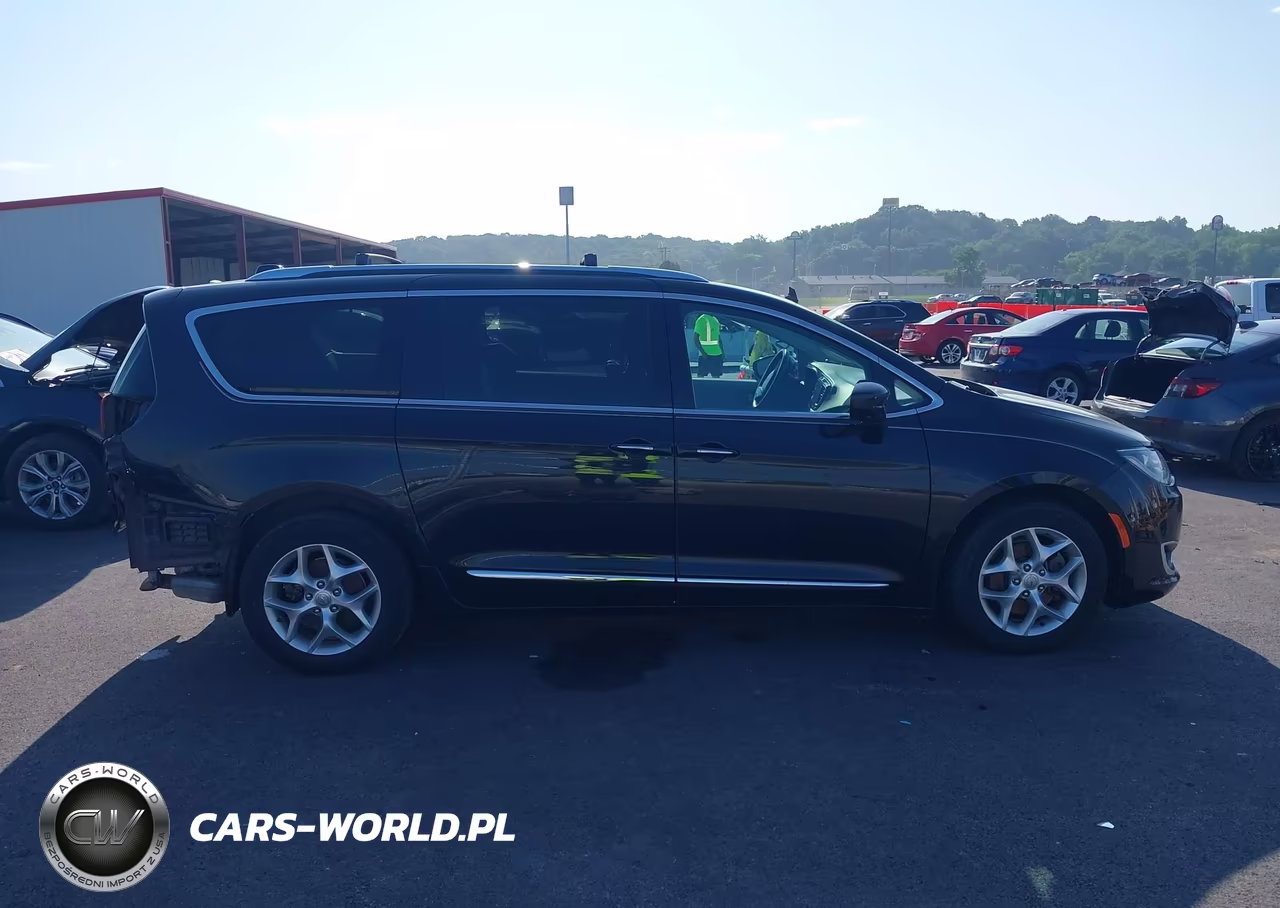 2017 Chrysler Pacifica Touring-L Plus VIN:2C4RC1EG8HR644454 - 14